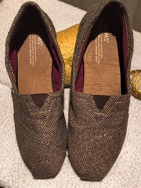 Toms Classics English Herringbone Women's Brown & Gold Tweed slip-on. Sz 9.5